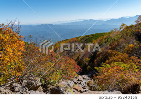 紅葉する御嶽山 95240158