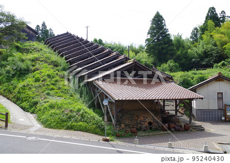 温泉津にある石見焼の登り窯の景色 温泉津にある石見焼の登り窯の景色 95240430