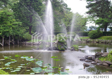 秋田千秋公園の胡月池の景色 95240455