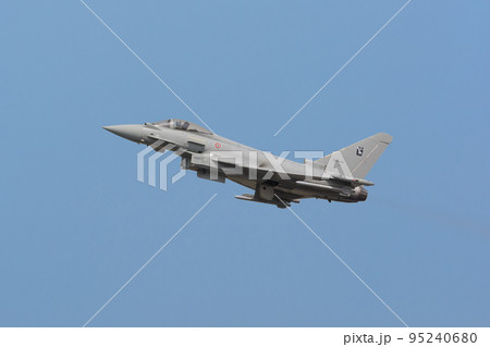 イタリア空軍ユーロファイターEF-2000離陸 95240680
