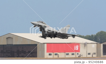 イタリア空軍ユーロファイターEF-2000離陸 95240686