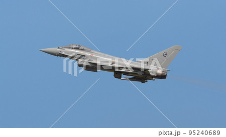 イタリア空軍ユーロファイターEF-2000離陸 95240689