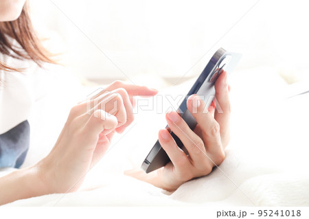 携帯を触る手元 95241018