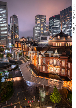 《東京都》雨の東京駅・夜の丸の内ビジネス街 95241029