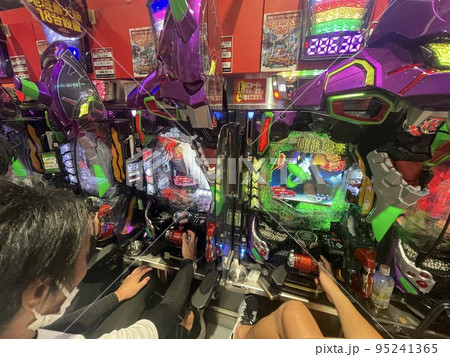 パチンコをする男性 95241365