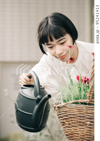 花の寄せ植えをする女性 花の寄せ植えをする女性 95241413
