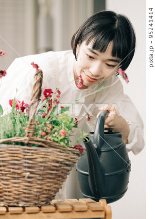 花の寄せ植えをする女性 95241414