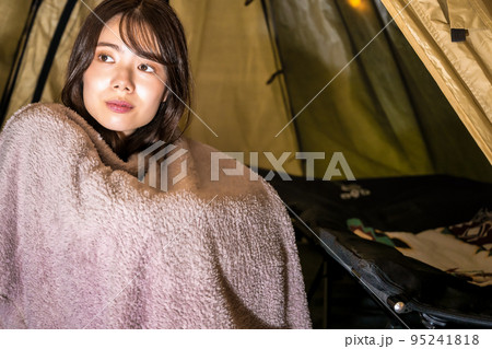 寒くてブランケットに包まる若い女性 キャンプイメージ 寒くてブランケットに包まる若い女性 キャンプイメージ 95241818