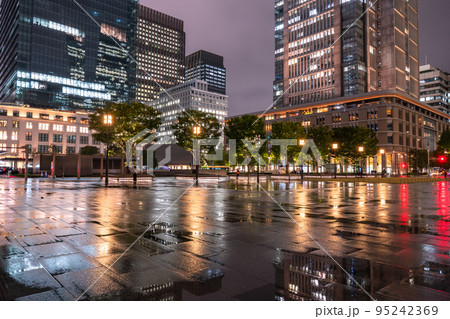 《東京都》雨の東京・夜の丸の内ビジネス街 《東京都》雨の東京・夜の丸の内ビジネス街 95242369