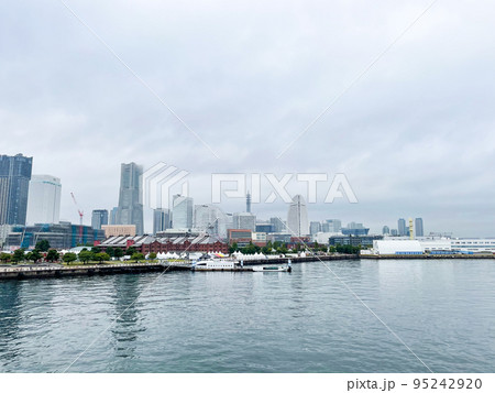 曇りの日の神奈川県横浜市みなとみらいの都市風景 曇りの日の神奈川県横浜市みなとみらいの都市風景 95242920