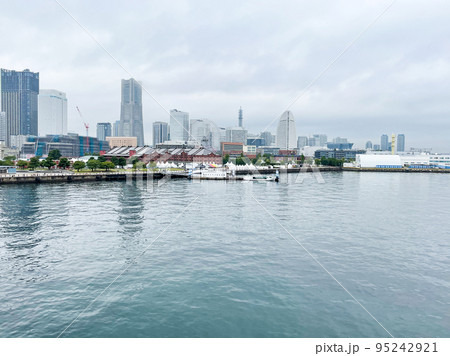 曇りの日の神奈川県横浜市みなとみらいの都市風景 曇りの日の神奈川県横浜市みなとみらいの都市風景 95242921