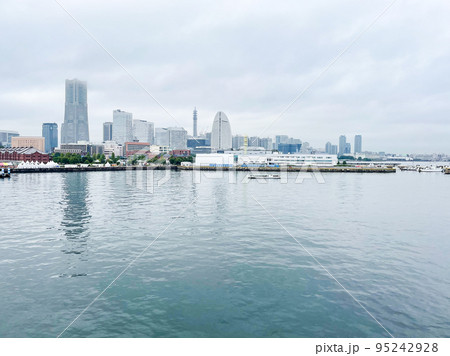 曇りの日の神奈川県横浜市みなとみらいの都市風景 曇りの日の神奈川県横浜市みなとみらいの都市風景 95242928
