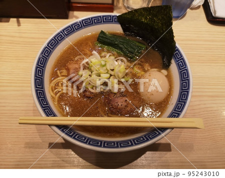 船橋にあるラーメン屋「麺屋二代目弘」の味玉醤油らーめん 95243010