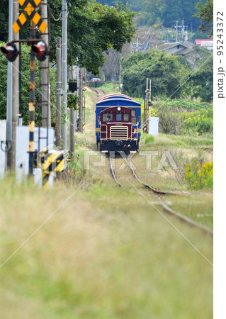 秋の線路を走るトロッコ列車 95243372