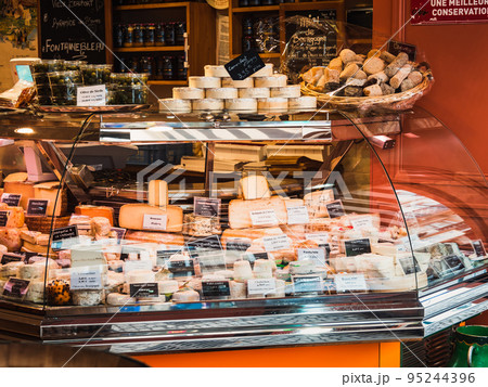 フランスチーズ各種　パリのマルシェ 95244396