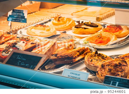 パリ　マルシェのベーカリー 95244601