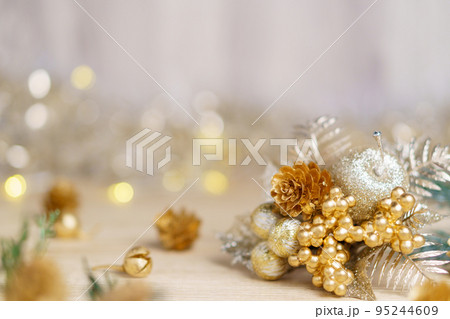 金銀のクリスマスの飾りとイルミネーションのキラキラ背景 95244609