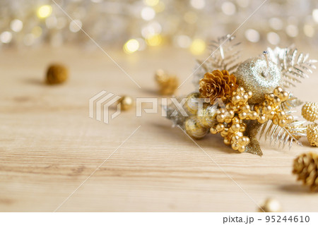 金銀のクリスマスの飾りとイルミネーションのキラキラ背景 95244610