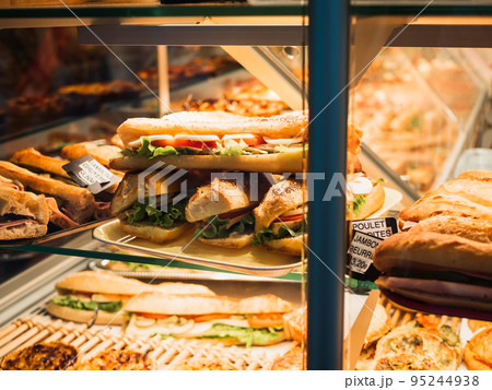 パリ　マルシェのベーカリー 95244938