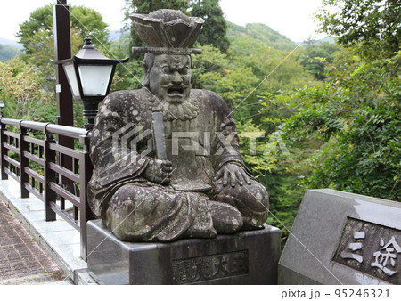 秋田県湯沢市の三途の川渓谷の閻魔大王像 秋田県湯沢市の三途の川渓谷の閻魔大王像 95246321