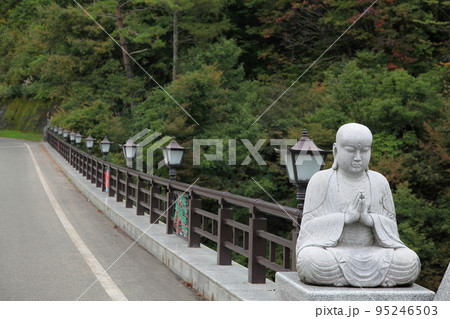 秋田県湯沢市の三途の川渓谷の合掌地蔵 秋田県湯沢市の三途の川渓谷の合掌地蔵 95246503