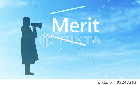 拡声器を持って話す女性のシルエットとMeritの文字_青空背景 95247263