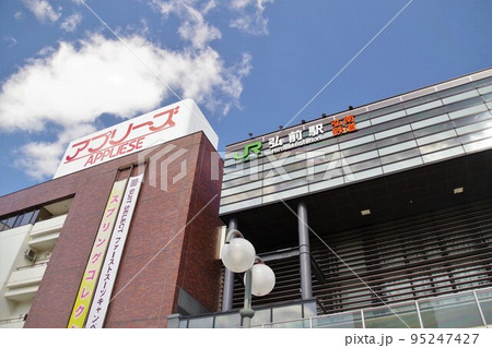 JR弘前駅の駅舎と商業施設アプリーズ　ローアングル 95247427
