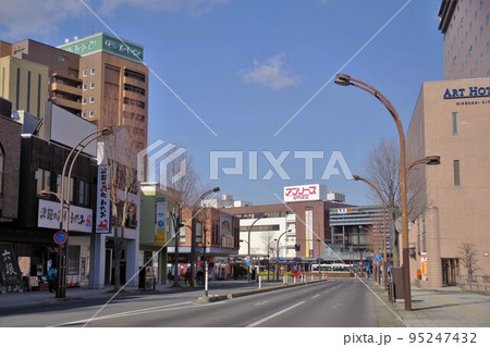 JR弘前駅へ向かう大町・駅前町の駅前通り JR弘前駅へ向かう大町・駅前町の駅前通り 95247432