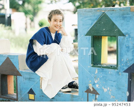 公園と女性 95247453