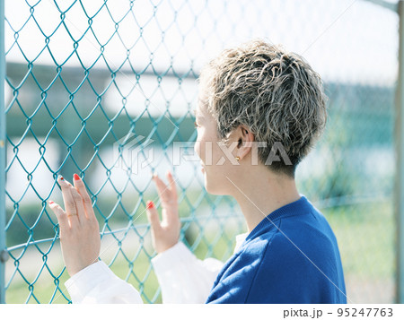 フェンスと女性 95247763