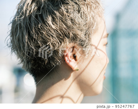 フェンスと女性 95247767