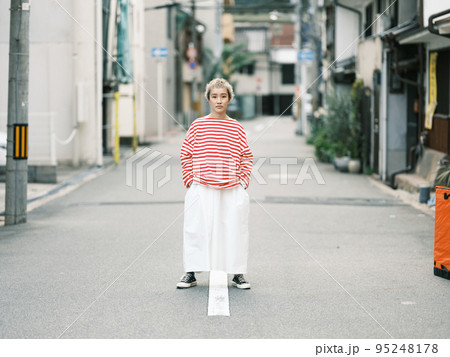 ショートヘアの女性 95248178