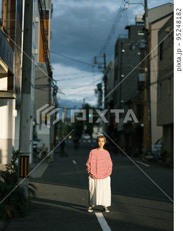 ショートヘアの女性 95248182