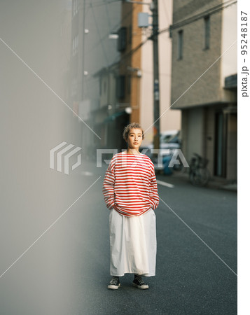 ショートヘアの女性 ショートヘアの女性 95248187