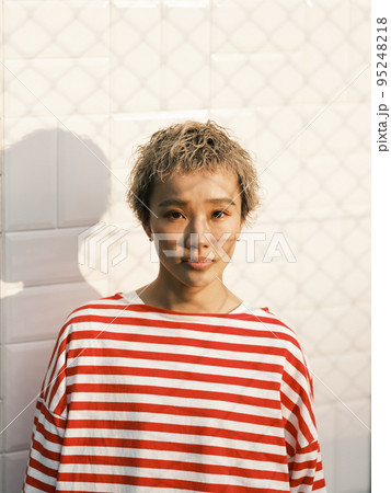 アンニュイな女性 95248218