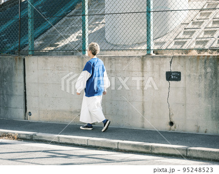 歩く女性 95248523