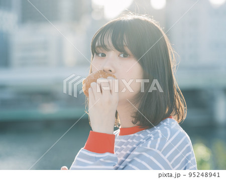 パンを食べる女性 95248941