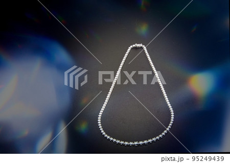 光輝くテニスネックレス 95249439