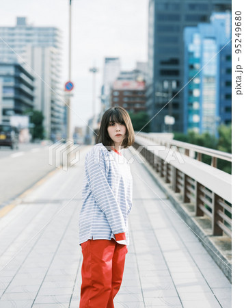橋と女性 95249680