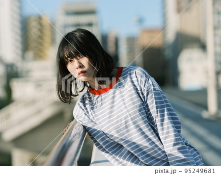 橋と女性 95249681
