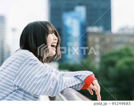 笑顔の女性 95249683