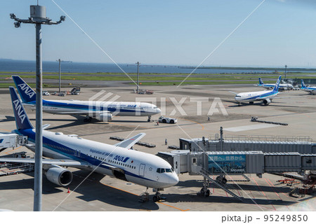 羽田空港、以前のような活気が少しづつ戻って来てるようだ 95249850
