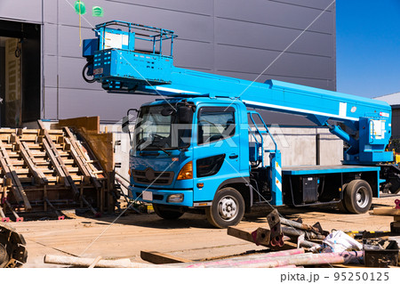 工場建設工事現場 重機 トラック式高所作業車 工場建設工事現場 重機 トラック式高所作業車 95250125