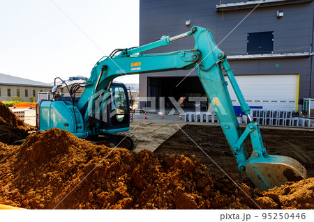 工場建設工事現場　重機パワーショベル 95250446