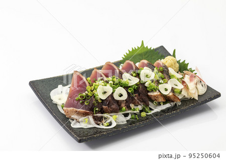 ネギとニンニクをかけた鰹のたたき_白バック ネギとニンニクをかけた鰹のたたき_白バック 95250604