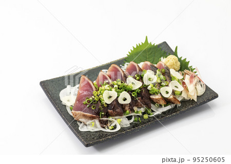ネギとニンニクをかけた鰹のたたき_白バック 95250605