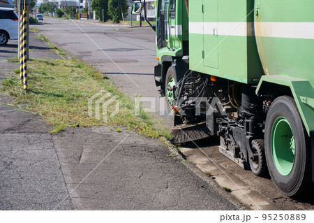 道路を清掃する路面清掃車 道路を清掃する路面清掃車 95250889
