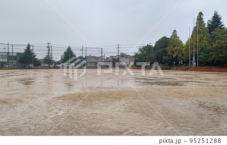雨の校庭 雨の校庭 95251288