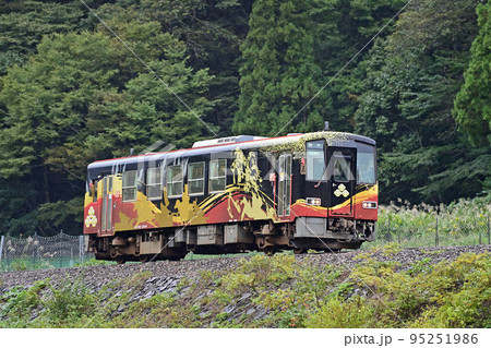 越美北線 越前下山ー九頭竜湖 JR西日本 キハ120-204（福井） 戦国列車