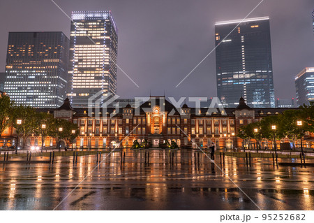 《東京都》雨の東京駅・夜の丸の内ビジネス街 《東京都》雨の東京駅・夜の丸の内ビジネス街 95252682